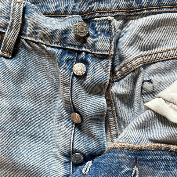 Straight Leg Ripped Levi’s 501 - Picture 5 of 5